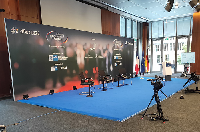 Konferenzbühne mit Beleuchtung und Kamera