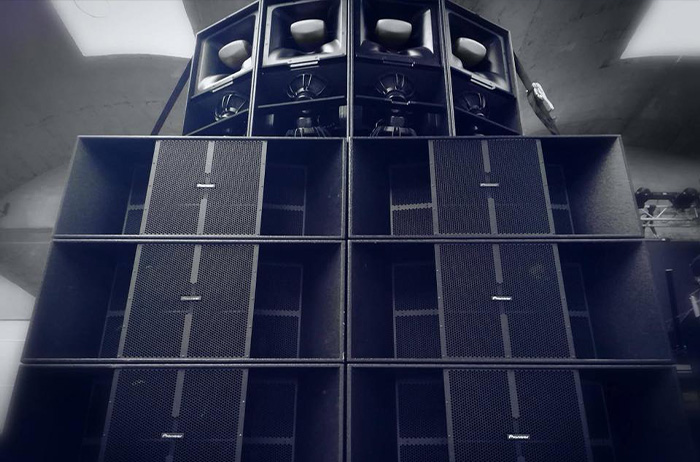 Gestapeltes Pioneer-Soundsystem mit Hörnern und Subwoofern